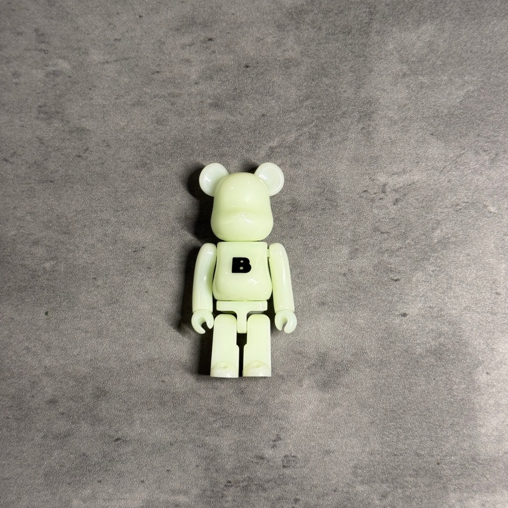 Medicom Toy Bearbrick Figure Unisex 100% Glow Green Basic Series B Logo GID Toy